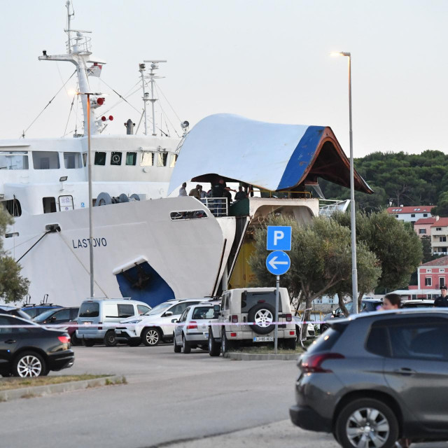 &lt;p&gt;Rampa trajekta Lastovo prikljestila mornare, tri su poginula, jedan je tesko ozlijedjen&lt;br&gt;
 &lt;/p&gt;