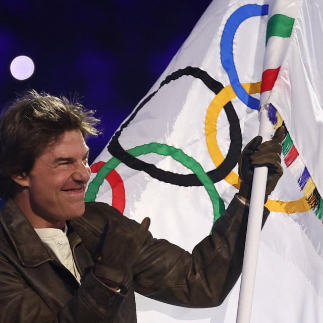 &lt;p&gt; Tom Cruise sa zastavom Olimpijskih igara u Parizu&lt;/p&gt;