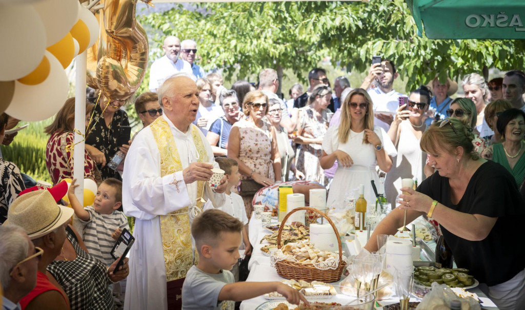 &lt;p&gt;Gotovo 300 mještana i njihovih gostiju uveličalo je župnikovo zlatno slavlje &lt;/p&gt;