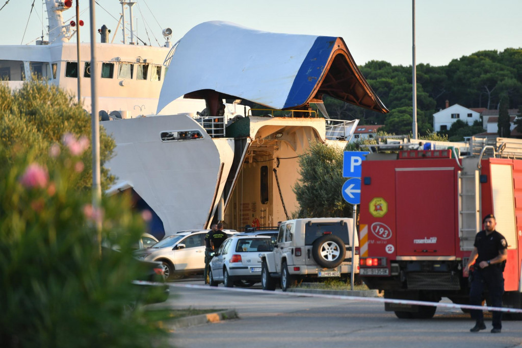 &lt;p&gt;Rampa trajekta Lastovo prikljestila mornare, tri su poginula, jedan je tesko ozlijedjen. Policijski ocevid je u tijeku.&lt;br&gt;
 &lt;/p&gt;