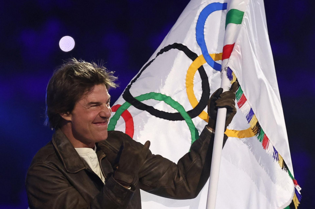 &lt;p&gt; Tom Cruise sa zastavom Olimpijskih igara u Parizu&lt;/p&gt;