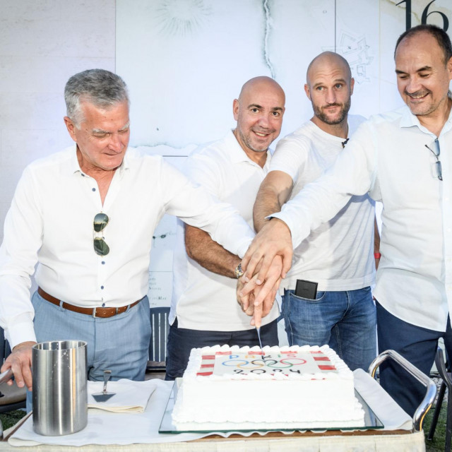 &lt;p&gt;.&lt;br&gt;
Svečani prijem za članove hrvatske vaterpolo reprezentacije, osvajaca srebrne medalje na Olimpijskim igrama u Parizu.&lt;br&gt;
Na fotografiji: gradonacelnik Zeljko Buric i srebrni Ivica Tucak, Jure Marelja i Perica Bukic.&lt;/p&gt;