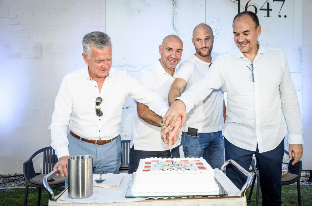 &lt;p&gt;.&lt;br&gt;
Svečani prijem za članove hrvatske vaterpolo reprezentacije, osvajaca srebrne medalje na Olimpijskim igrama u Parizu.&lt;br&gt;
Na fotografiji: gradonacelnik Zeljko Buric i srebrni Ivica Tucak, Jure Marelja i Perica Bukic.&lt;/p&gt;