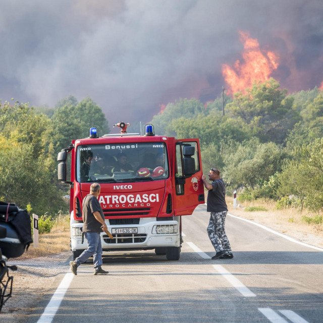 &lt;p&gt;Požar je izbio u 15.25 sati na nerazvrstanoj cesti Vrpolje-Perković (ilustracija) &lt;/p&gt;