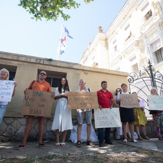 &lt;p&gt;Mirni prosvjed u organizaciji Mjesnog odbora Srb, Udruge Una i platforme MojSrb ispred Doma županije&lt;/p&gt;