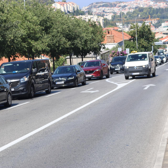 &lt;p&gt;Vozač jedne od platformi pretiče kontra-smjerom&lt;/p&gt;