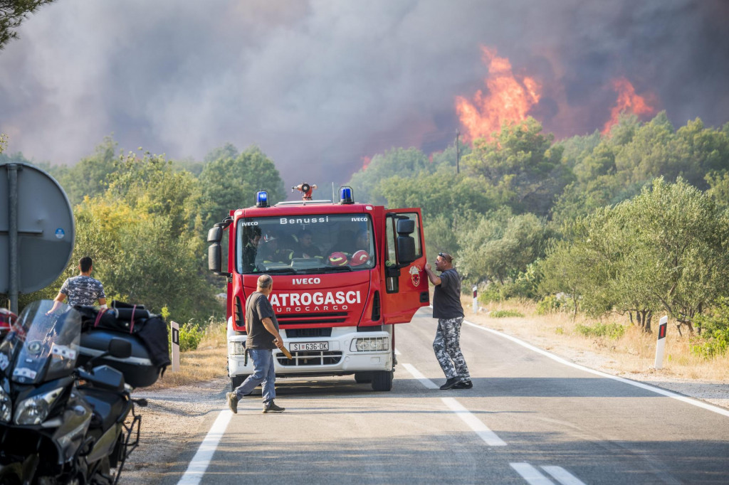 &lt;p&gt;Požar je izbio u 15.25 sati na nerazvrstanoj cesti Vrpolje-Perković (ilustracija) &lt;/p&gt;