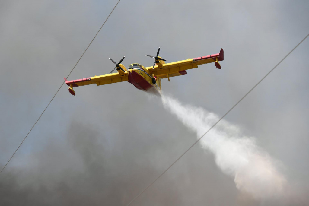 &lt;p&gt;Sibenik, 060824.&lt;br&gt;
Pozar koji je buknuo u okolici Sibenika u Rokicima prijeti kucama, gori borova suma. Zbog pozara je zatvorena magistrala.&lt;br&gt;
Na fotorgafiji: kanader gasi pozar.&lt;br&gt;