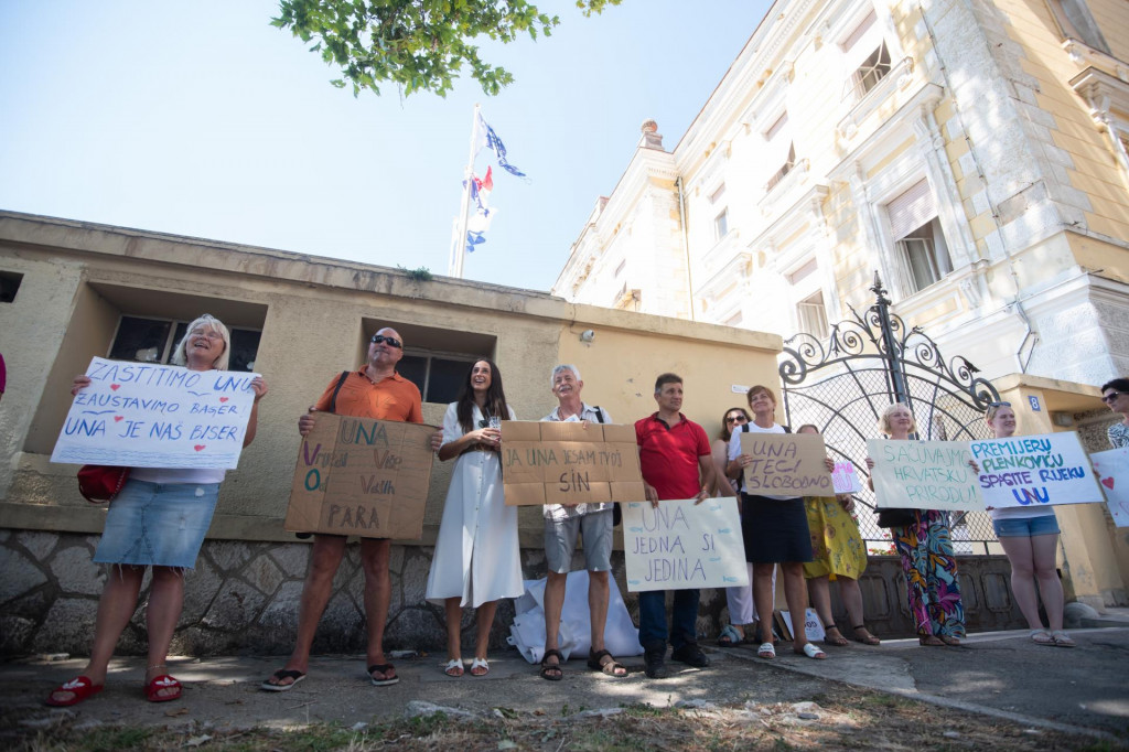 &lt;p&gt;Mirni prosvjed u organizaciji Mjesnog odbora Srb, Udruge Una i platforme MojSrb ispred Doma županije&lt;/p&gt;