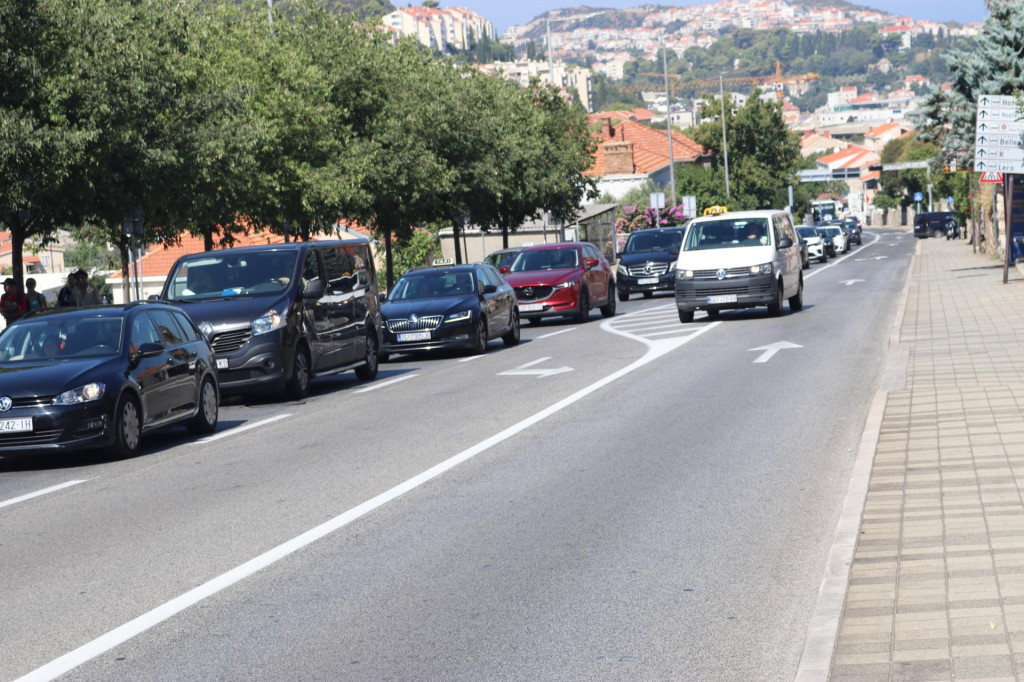 &lt;p&gt;Vozač jedne od platformi pretiče kontra-smjerom&lt;/p&gt;