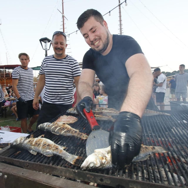 &lt;p&gt;Ribarska večer održava se na makarskoj rivi&lt;/p&gt;