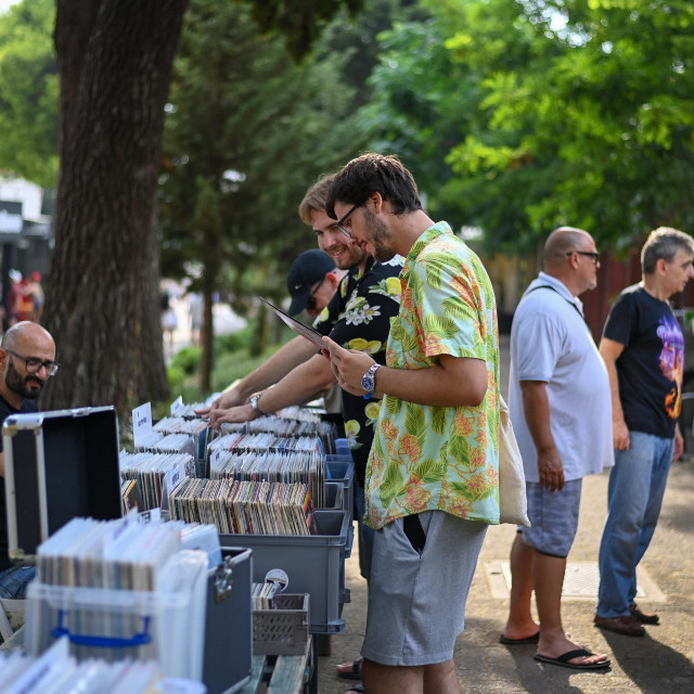 &lt;p&gt;Sajam gramofonskih ploča u uvali Lapad u organizaciji udruge Dubrovnik 33/45.&lt;br&gt;
 &lt;/p&gt;