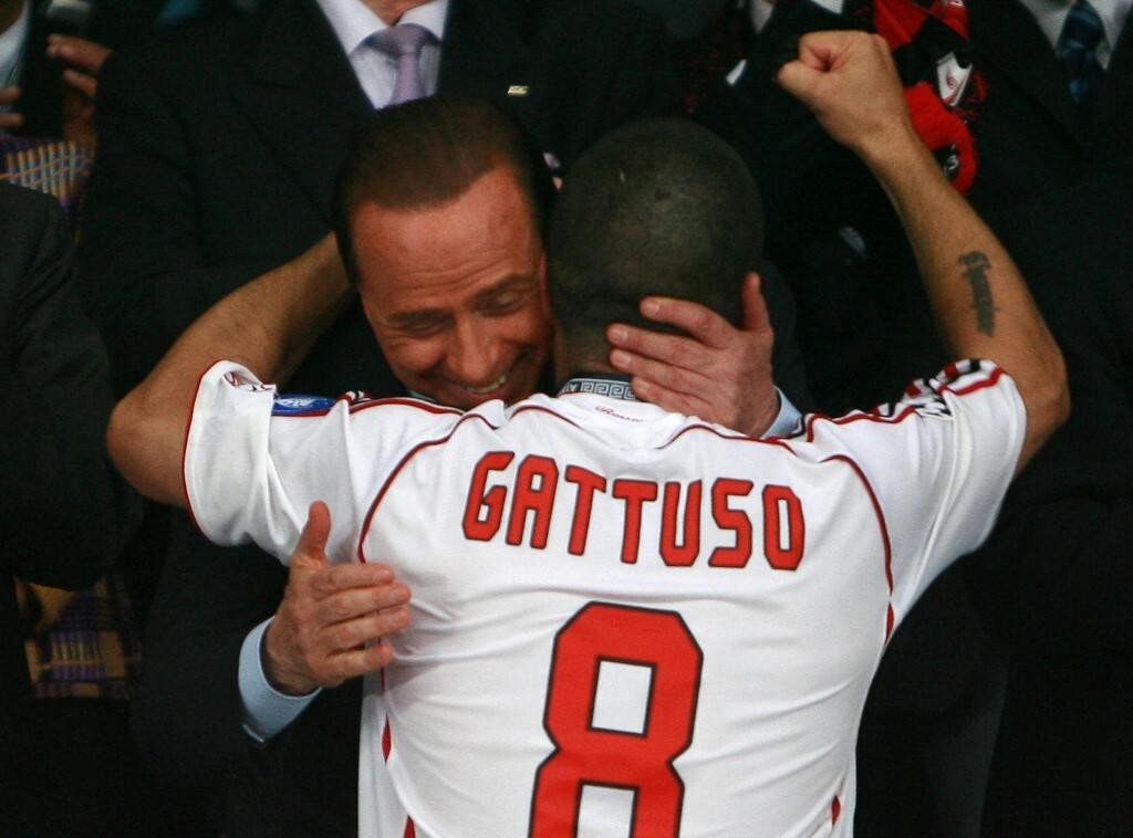 &lt;p&gt;Silvio Berlusconi čestita Gennaru Gattusu&lt;/p&gt;