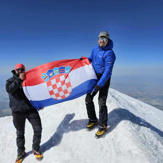 &lt;p&gt;Anton Dobra i Kristijan Žagar s hrvatskom zastavom na vrhu Ararata&lt;/p&gt;