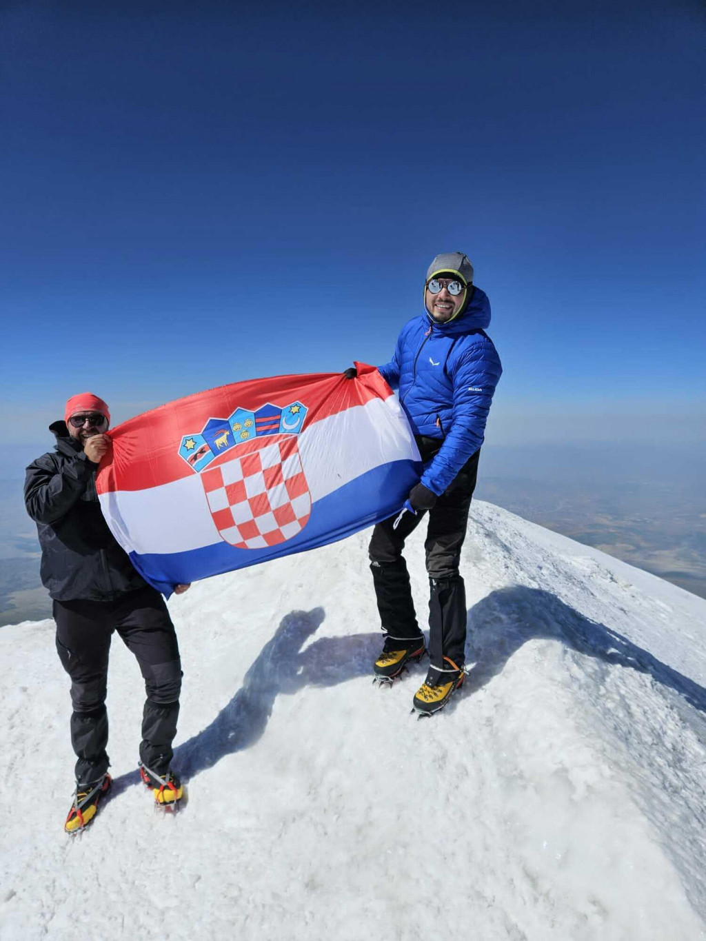 &lt;p&gt;Anton Dobra i Kristijan Žagar s hrvatskom zastavom na vrhu Ararata&lt;/p&gt;