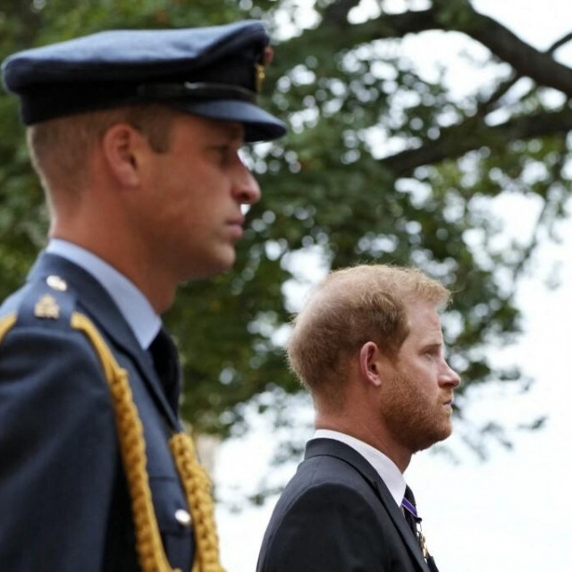 &lt;p&gt;Prinčevi William i Harry na sporovodu svoje bake&lt;/p&gt;