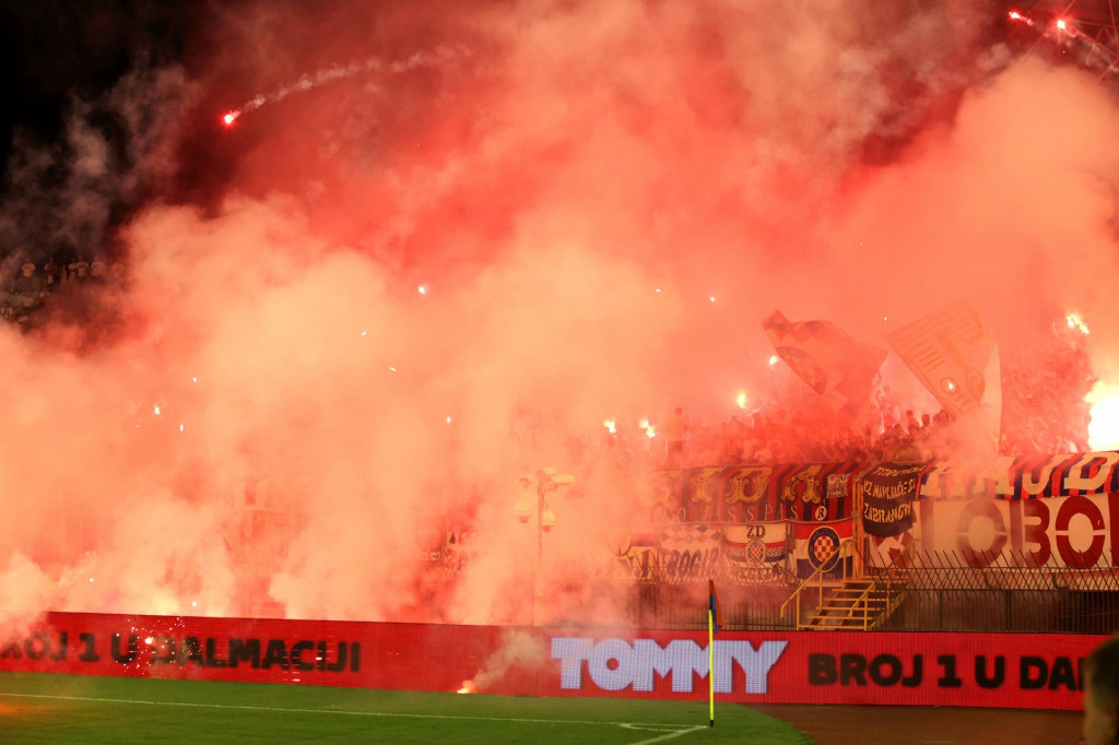 &lt;p&gt;Kako je moguće da se ovako puno pirotehnike uopće može ”prošvercati” na stadion pored toliko redara i policije na ulazima?&lt;/p&gt;