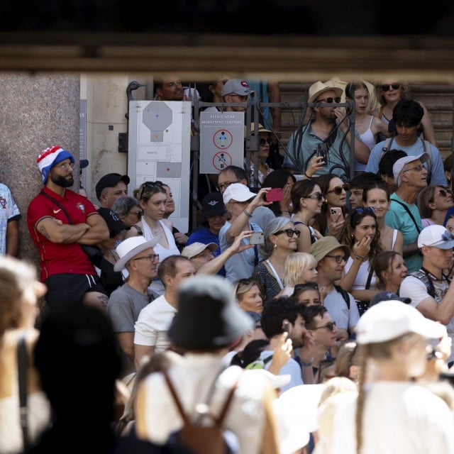 &lt;p&gt;Turist na turistu, čovjek na čovjeku, ni centimetar Peristila nije slobodan, ni turisti ne mogu vidjeti svu ljepotu Carevog dnevnog boravka&lt;/p&gt;