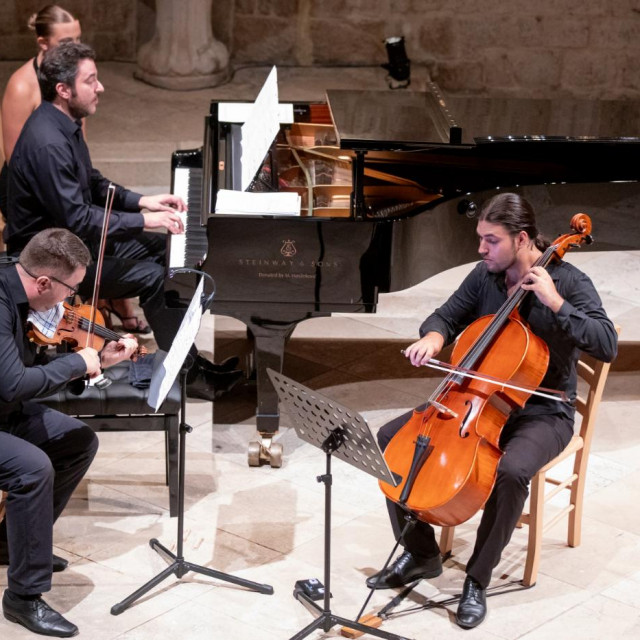 &lt;p&gt;Klavirist Filip Fak, violinist Krunoslav Marić i violončelist Vid Veljak&lt;/p&gt;