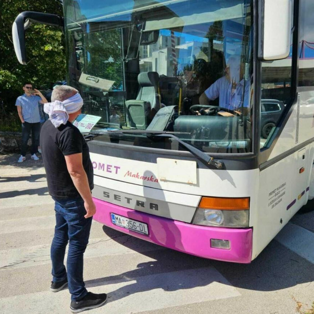 &lt;p&gt;‘Slijepi‘ Miro Bulj je prije nekoliko mjeseci izveo show pred autobusom Jujnovićeve tvrtke&lt;/p&gt;