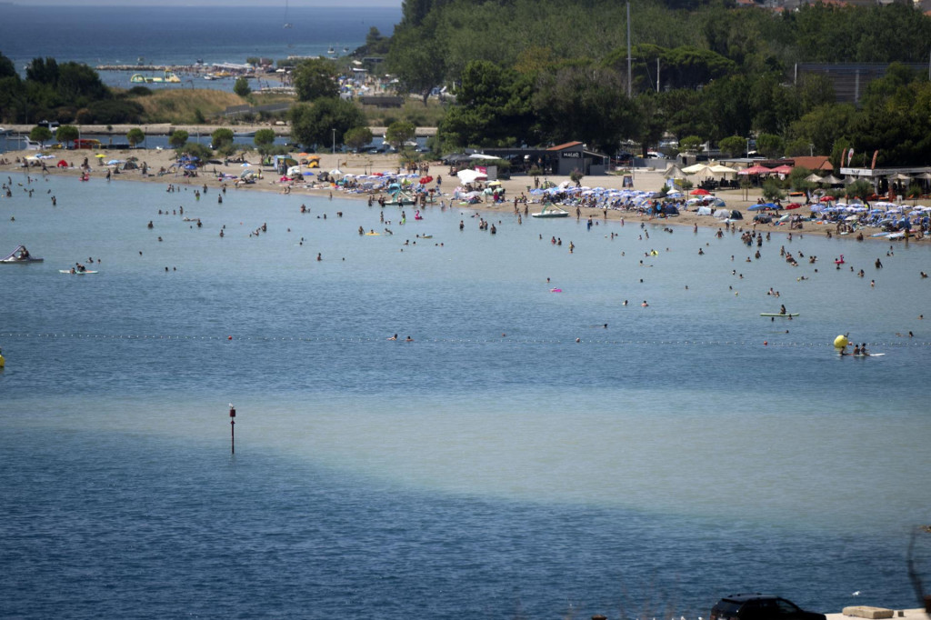 &lt;p&gt;Zbog radova usred sezone u luci Omiš doslo je do onečišćenja mora &lt;/p&gt;