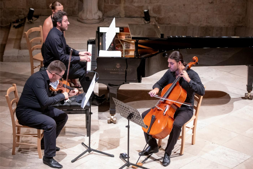 &lt;p&gt;Klavirist Filip Fak, violinist Krunoslav Marić i violončelist Vid Veljak&lt;/p&gt;