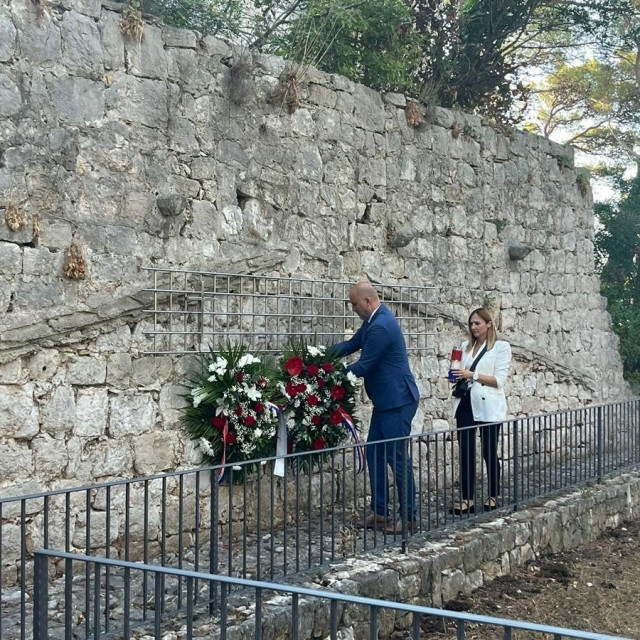 &lt;p&gt;Položen je vijenac i zapaljena svijeća uz Spomen obilježje na otoku Daksi&lt;/p&gt;