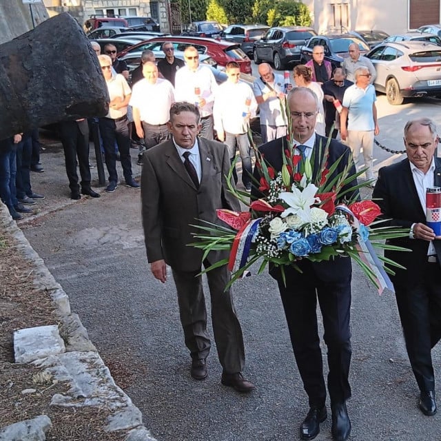 &lt;p&gt;Polaganju cvijeća prisustvovali su gradonačelnik Ivica Puljak i župan Blaženko Boban&lt;/p&gt;