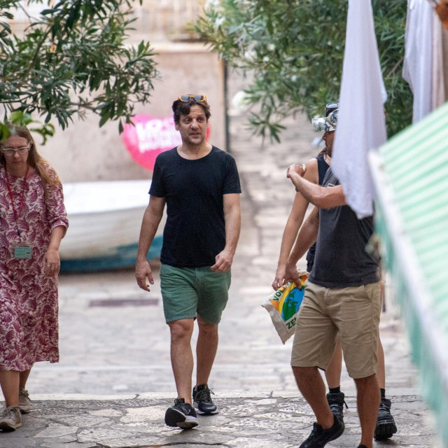 &lt;p&gt;EKSKLUZIVA&lt;br&gt;
Dubrovnik, 230824.&lt;br&gt;
Argentinski glumac Rodrigo de la Serna, poznat iz uloge Netflixove serije La casa de papel, u razgledavanju grada.&lt;br&gt;
Na fotografiji: Rodrigo de la Serna.&lt;br&gt;