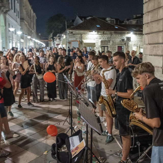 &lt;p&gt;Luka Vukšić, bubanj, Ante Barić bariton saksofon, Tomo Domazet tenor saksofon, Marin Goreta truba, Roko Perković trombon i Jakov Marendić bas klarinet&lt;br&gt;
&lt;br&gt;
&lt;br&gt;
 &lt;/p&gt;