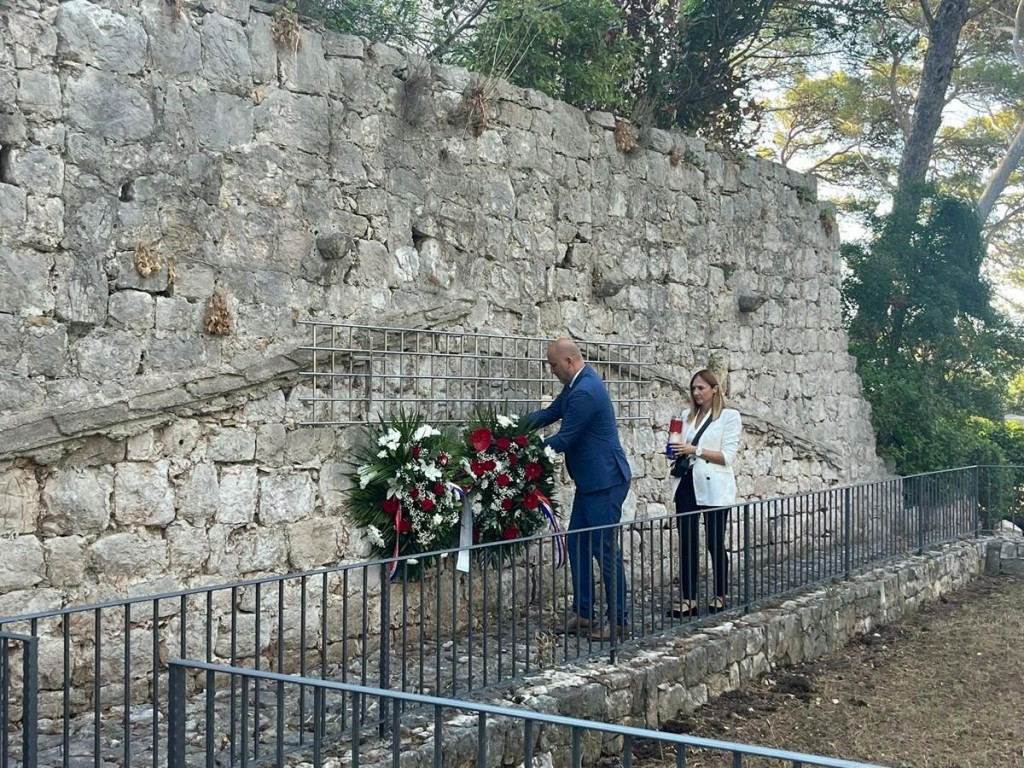 &lt;p&gt;Položen je vijenac i zapaljena svijeća uz Spomen obilježje na otoku Daksi&lt;/p&gt;