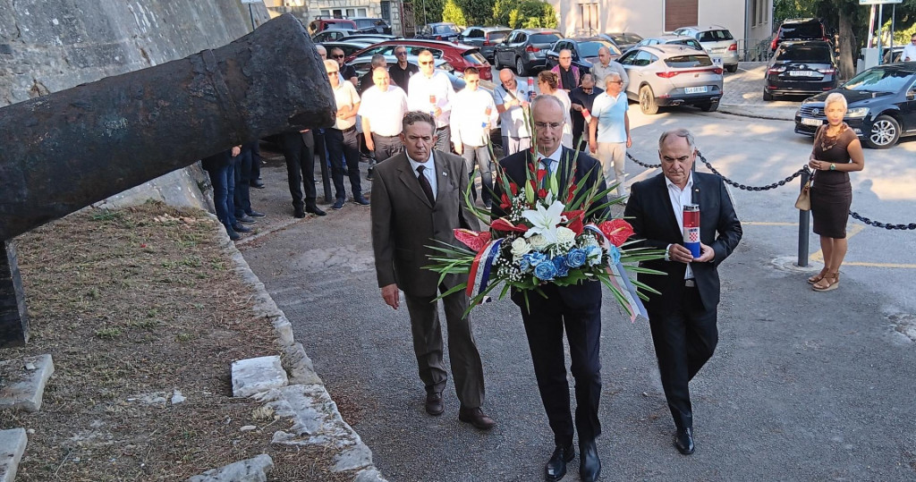 &lt;p&gt;Polaganju cvijeća prisustvovali su gradonačelnik Ivica Puljak i župan Blaženko Boban&lt;/p&gt;