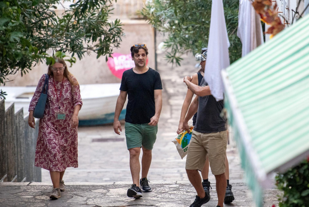 &lt;p&gt;EKSKLUZIVA&lt;br&gt;
Dubrovnik, 230824.&lt;br&gt;
Argentinski glumac Rodrigo de la Serna, poznat iz uloge Netflixove serije La casa de papel, u razgledavanju grada.&lt;br&gt;
Na fotografiji: Rodrigo de la Serna.&lt;br&gt;