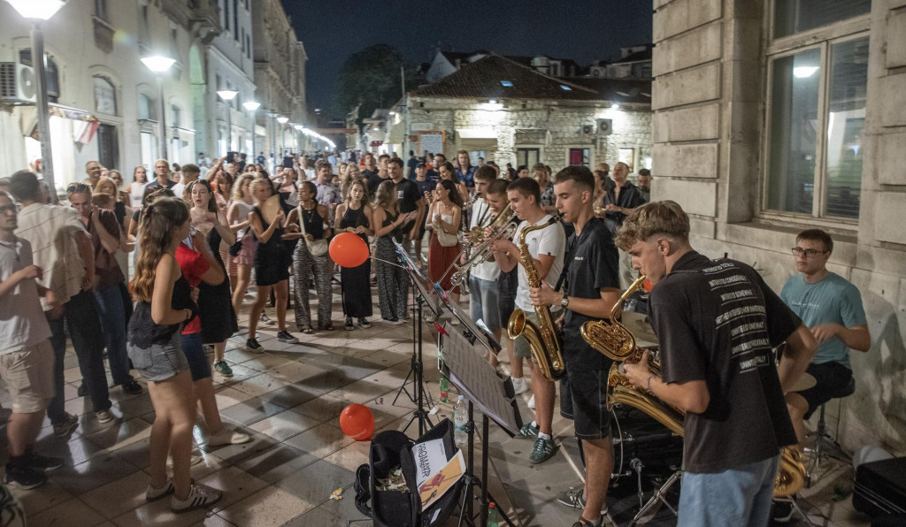 &lt;p&gt;Luka Vukšić, bubanj, Ante Barić bariton saksofon, Tomo Domazet tenor saksofon, Marin Goreta truba, Roko Perković trombon i Jakov Marendić bas klarinet&lt;br&gt;
&lt;br&gt;
&lt;br&gt;
 &lt;/p&gt;