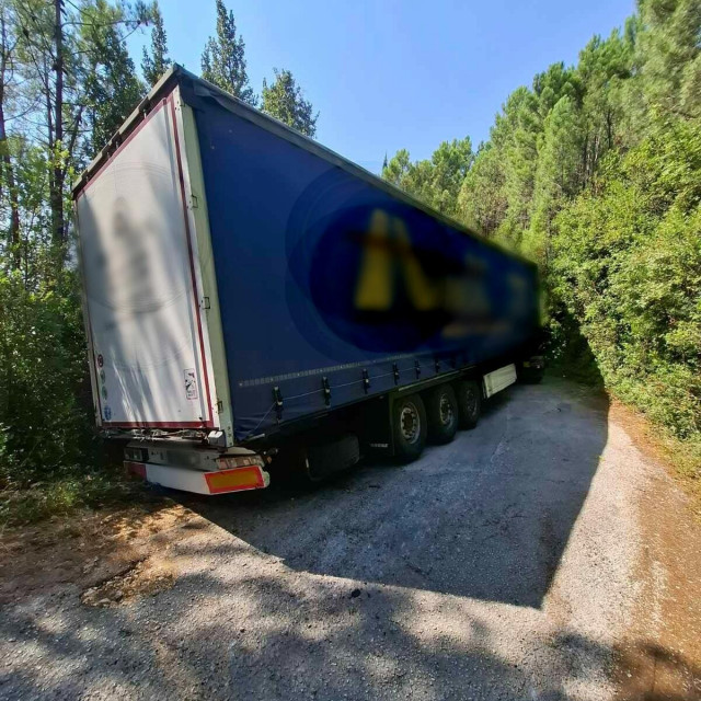 &lt;p&gt;Šleper blokirao put prema kupalištu Luka Čilipi&lt;/p&gt;