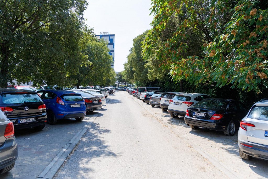 &lt;p&gt;Parking između bolnice i hotela ‘Marvie‘&lt;br&gt;
 &lt;/p&gt;