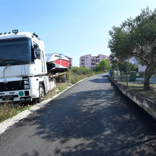 &lt;p&gt;Asfaltiran je poznati prilazni put prema tzv. Galićevim zgrada u Diklu oko kojega se Grad Zadar već 13 godina sporio s vlasnikom tamošnje parcele&lt;/p&gt;