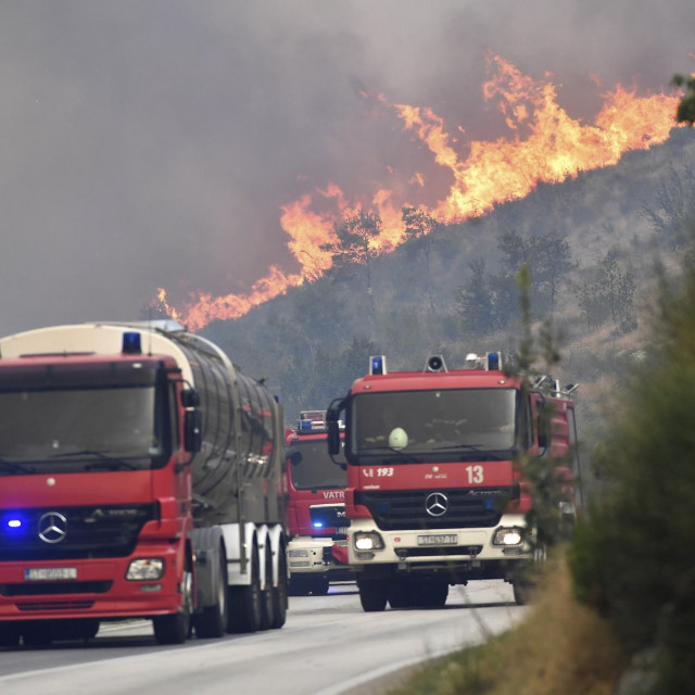 &lt;p&gt;Rasplamsani požar na području Žrnovnice i Srinjina&lt;/p&gt;