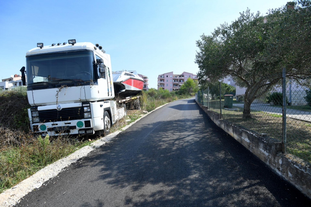 &lt;p&gt;Asfaltiran je poznati prilazni put prema tzv. Galićevim zgrada u Diklu oko kojega se Grad Zadar već 13 godina sporio s vlasnikom tamošnje parcele&lt;/p&gt;