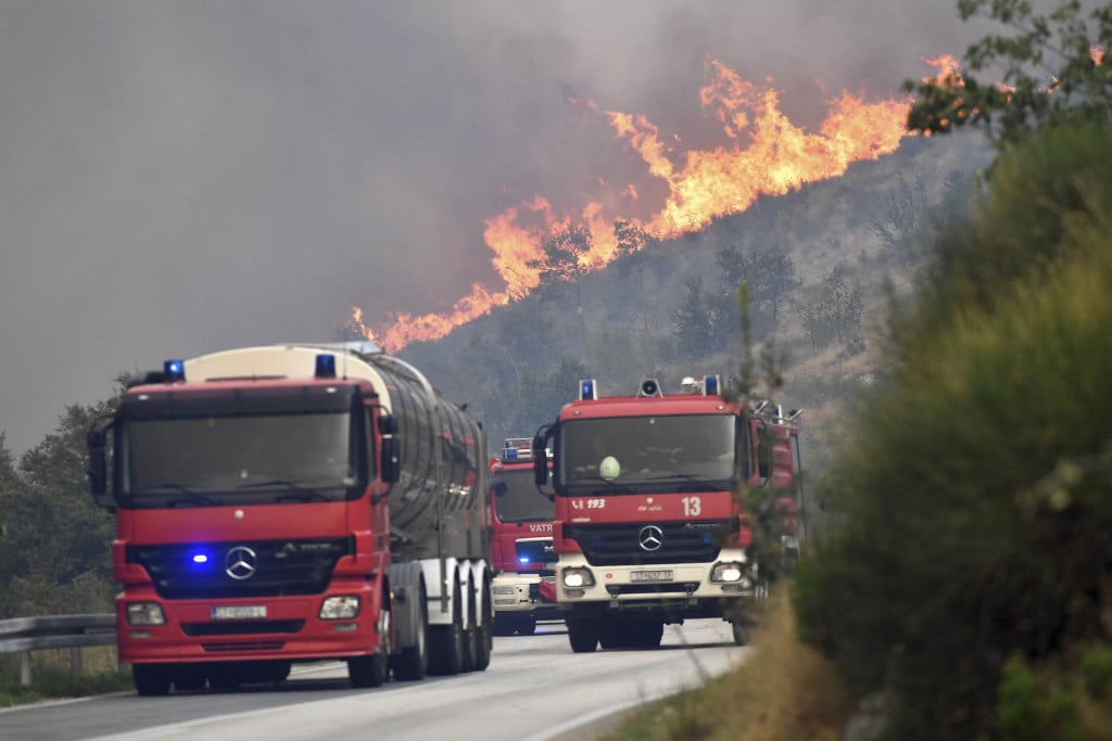 &lt;p&gt;Rasplamsani požar na području Žrnovnice i Srinjina&lt;/p&gt;