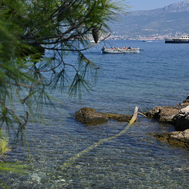 &lt;p&gt;Na plaži Tehnička radiona u Pločama more je onečišćeno fekalijama, tj. bakterijom Escherichia coli, pa se do daljnjega ne preporučuje kupanje (ilustracija)&lt;/p&gt;