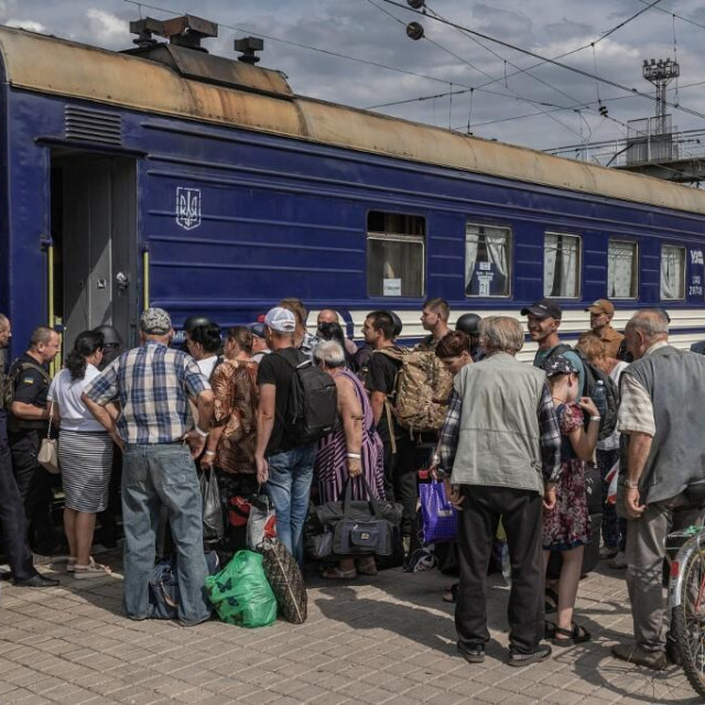 &lt;p&gt;Organizirani odlazak Ukrajinaca iz Pokrovska, grad svaki dan napusti 1000 ljudi&lt;/p&gt;