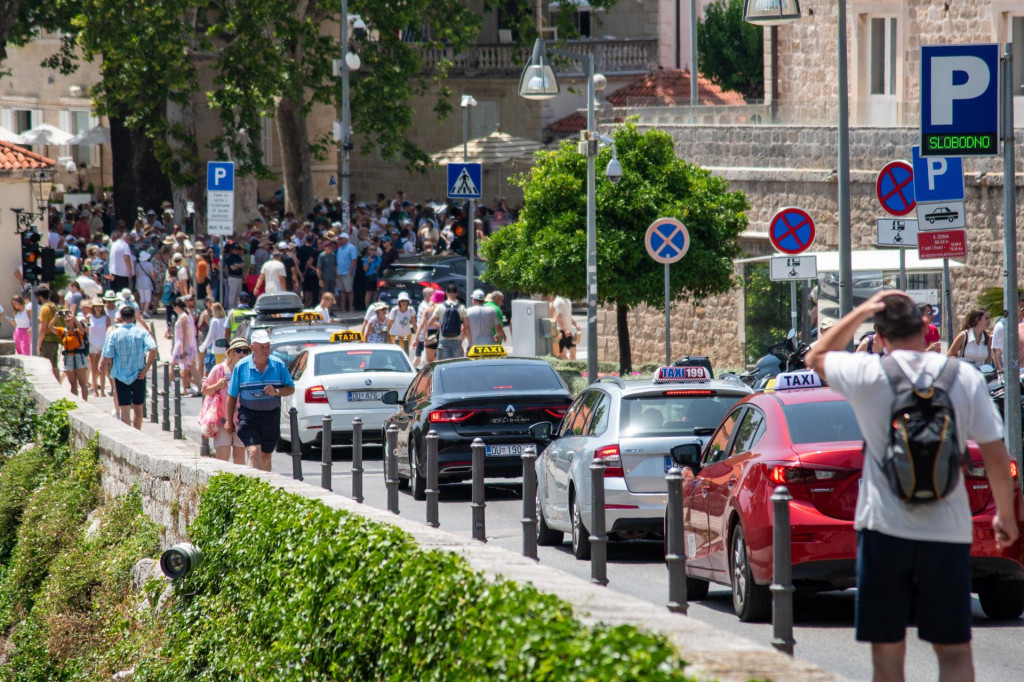 &lt;p&gt;DV&lt;br&gt;
Dubrovnik, 210623.&lt;br&gt;
Taxi vozila u guzvi na dubrovackim prometnicama.&lt;br&gt;