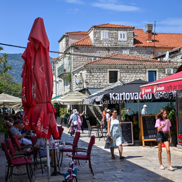 &lt;p&gt;Ston je pun turista koji ne propuštaju kušati mušule i kamenice&lt;/p&gt;