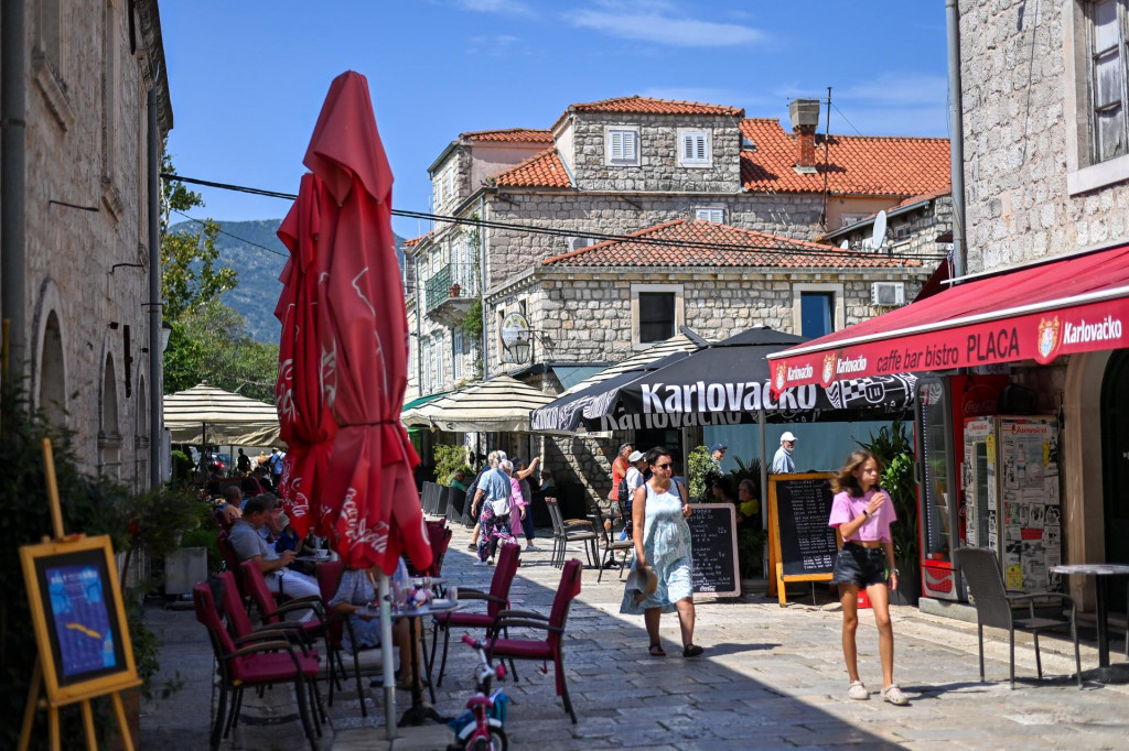 &lt;p&gt;Ston je pun turista koji ne propuštaju kušati mušule i kamenice&lt;/p&gt;