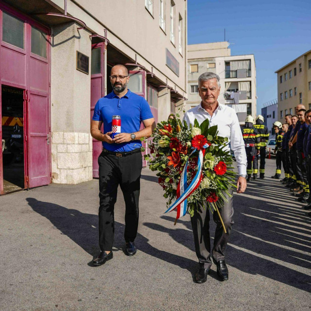 &lt;p&gt;Ispred Vatrogasnog doma u Šibeniku položeni vijenci i zapaljene svijeće u sjećanje na poginule vatrogasce na Kornatu&lt;/p&gt;