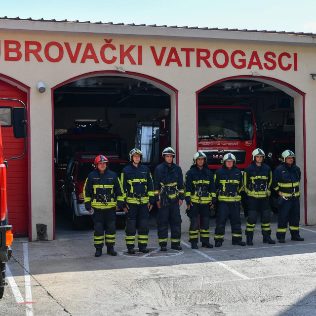 &lt;p&gt;Simbolično postrojavanje dubrovačkih vatrogasaca u znak sjećanja na kolege stradale 2007. na Kornatu&lt;/p&gt;

&lt;p&gt;&lt;br&gt;
 &lt;/p&gt;