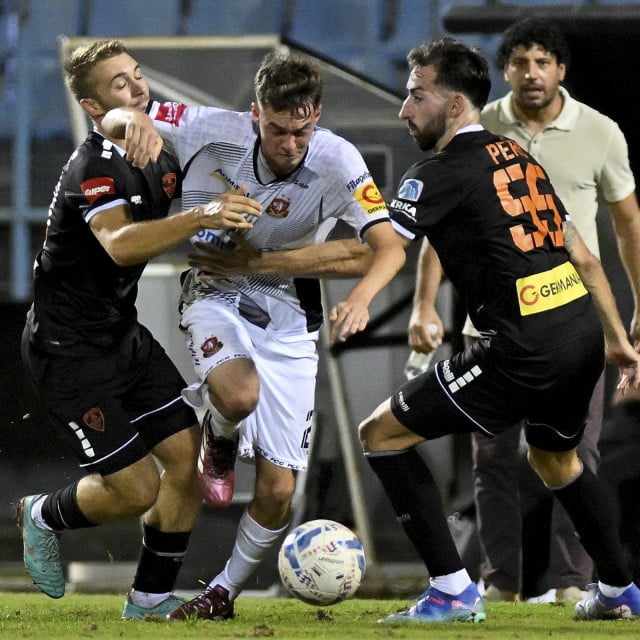 &lt;p&gt;Velika Gorica, 300824.&lt;br&gt;
Gradski stadion.&lt;br&gt;
Utakmica 5. kola SuperSport HNL-a, HNK Gorica - HNK Sibenik.&lt;br&gt;
Na fotografiji: Luka Kapulica, Srefan Peric.&lt;/p&gt;