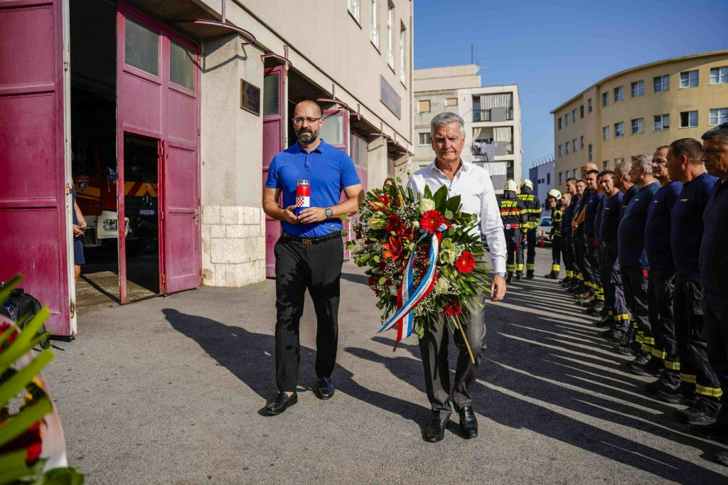 &lt;p&gt;Ispred Vatrogasnog doma u Šibeniku položeni vijenci i zapaljene svijeće u sjećanje na poginule vatrogasce na Kornatu&lt;/p&gt;