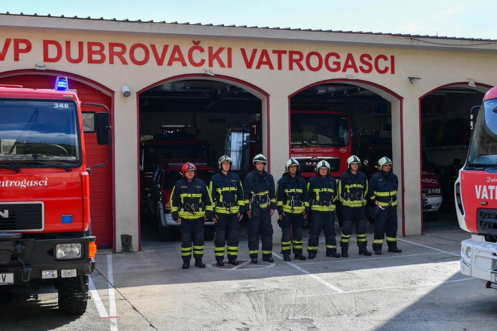 &lt;p&gt;Simbolično postrojavanje dubrovačkih vatrogasaca u znak sjećanja na kolege stradale 2007. na Kornatu&lt;/p&gt;

&lt;p&gt;&lt;br&gt;
 &lt;/p&gt;